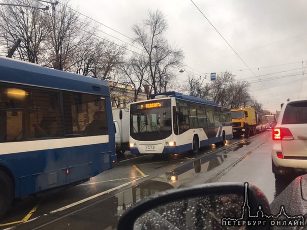 ОТ на одностороннюю часть Загородного не идёт из-за сломавшегося трамвая на перекрёстке со Звенигоро...