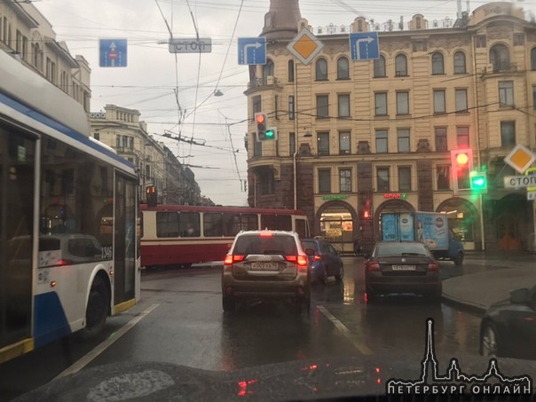 ОТ на одностороннюю часть Загородного не идёт из-за сломавшегося трамвая на перекрёстке со Звенигоро...