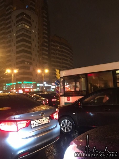 На перекрёстке Бухарестской и проспекта Славы не работает светофор.Коллапс полный.Стоим уже 20 минут...