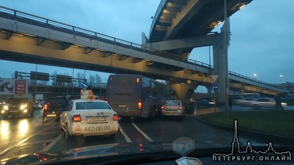 Перекрыли выезд со Стартовой на Пулковку...объезд по встречке