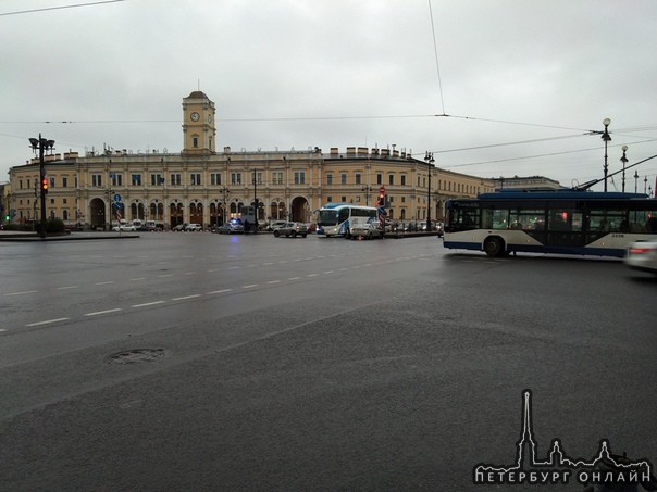 На площади ВосстаниЯ автомобиль впилился в разделительную. Немного уплотняет поток