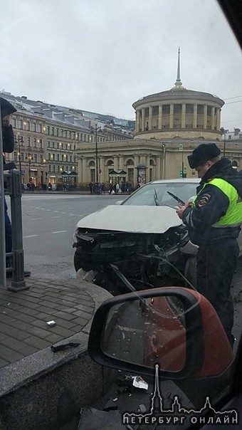 На площади ВосстаниЯ автомобиль впилился в разделительную. Немного уплотняет поток