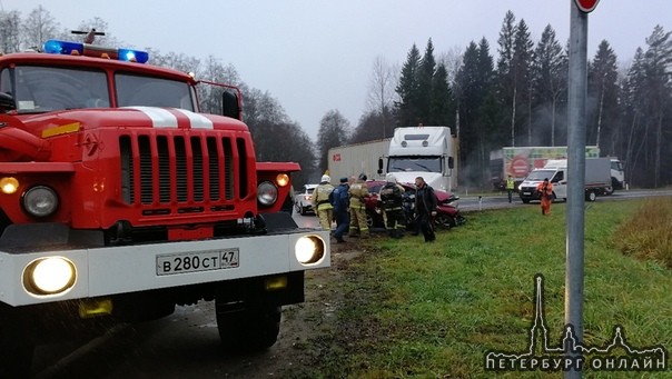 В Волховском районе на 512 км автодороги Вологда - Новая Ладога произошло столкновение 2 ТС, двигавш...