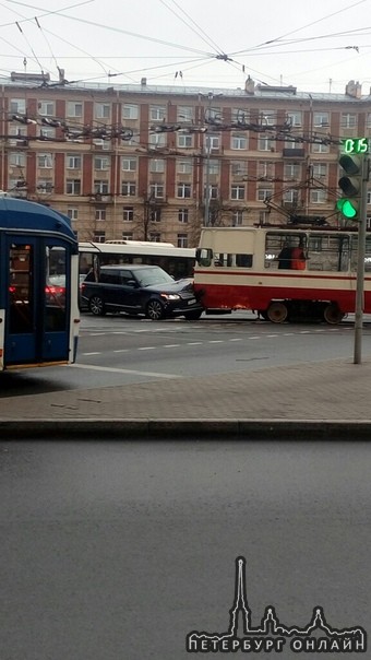 На Заневской площади Ренж в лоб протаранил поворачивающий налево встречный трамвай