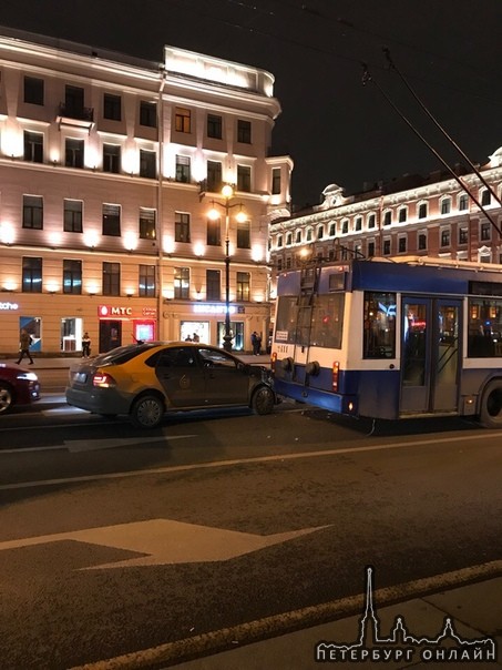 Каршеринг с загорелыми брюнетами,на Невском перед Литейным, заехал в троллейбус