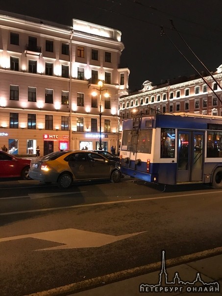 Каршеринг с загорелыми брюнетами,на Невском перед Литейным, заехал в троллейбус