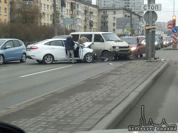 Лада, ФВ и Renault сообразили на троих на перекрестке Варшавской и Краснопутиловской.