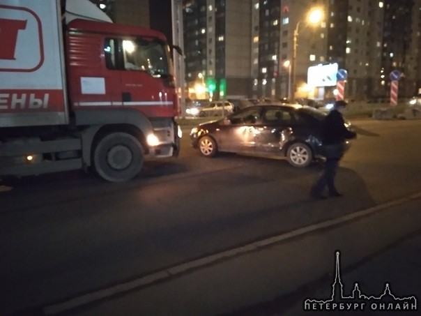 Около часа назад обходила аварию на Косыгина за проспектом наставников. (напротив ТЦ бонус)