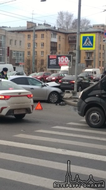 ДТП на перекрестке Благодатной и Варшавской.