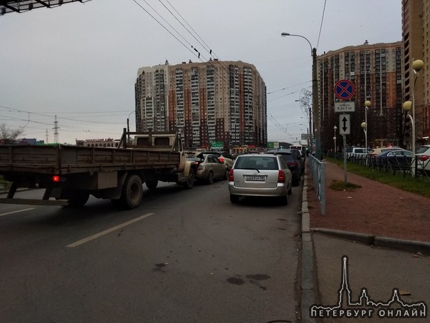 Авария на богатырском проспекте, ЗИЛ въехал в Mercedes, вследом в Хонду. Движение затруднено