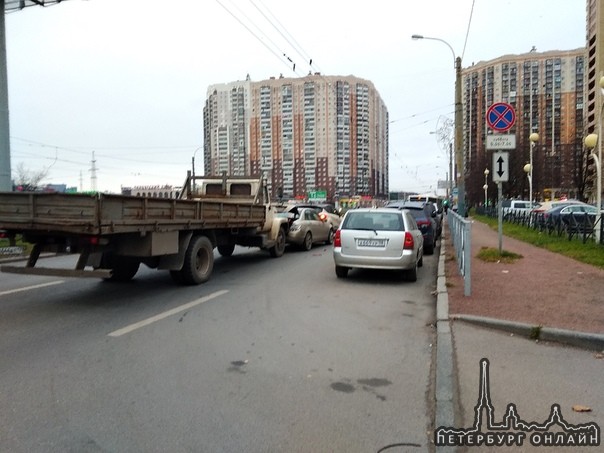 Авария на богатырском проспекте, ЗИЛ въехал в Mercedes, вследом в Хонду. Движение затруднено