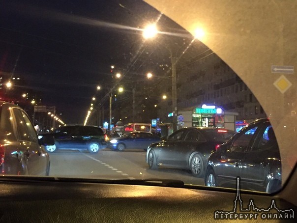 Авария у метро Ленинский проспект. Плотное движение в сторону Зины Портновой.