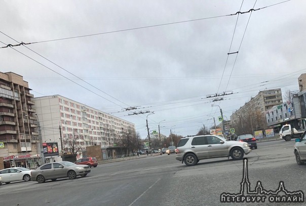 На перекрёстке Бухарестской и Белы Куна не работает светофор. Регулировщиков нет