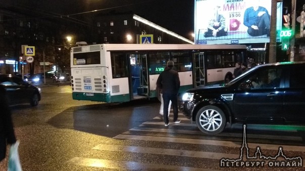 На перекрестке Варшавской и Ленинского столкнулись автобус и иномарка. Скорая уже на месте