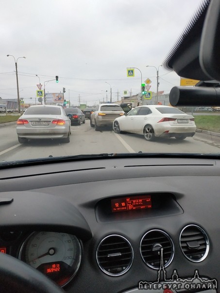 На Оптиков, перед поворотом на Планерную, поло Яндекс догнал белый поло. Следом Lexus догнал Audi, ...