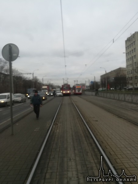 Возле метро Бухарестская. Авто и трамвай.