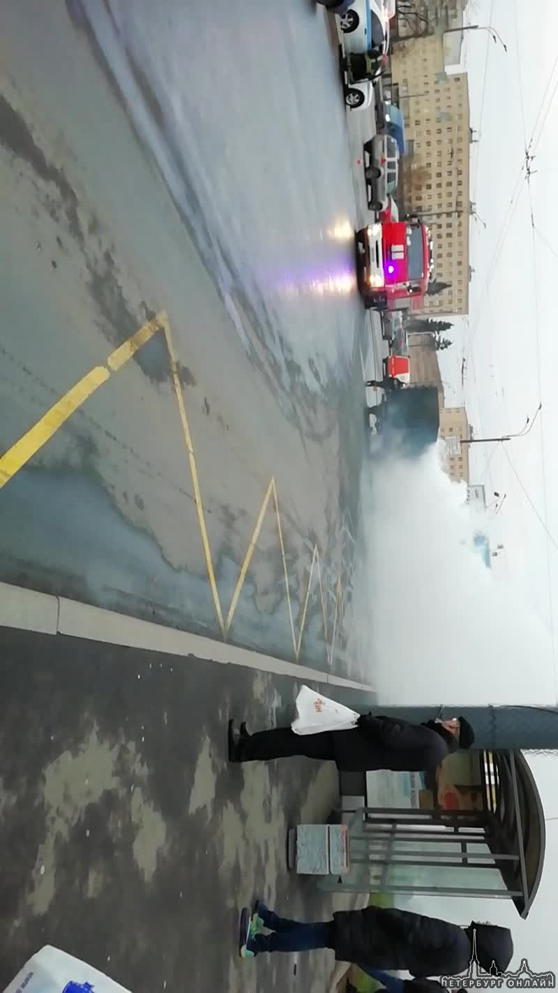 На Новочеркасском проспекте загорелся автомобиль.