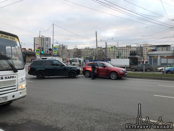 Коломяжский проспект (Метро Пионерская), напротив Леруа Мерлен, крайняя левая и средняя полосы занят...