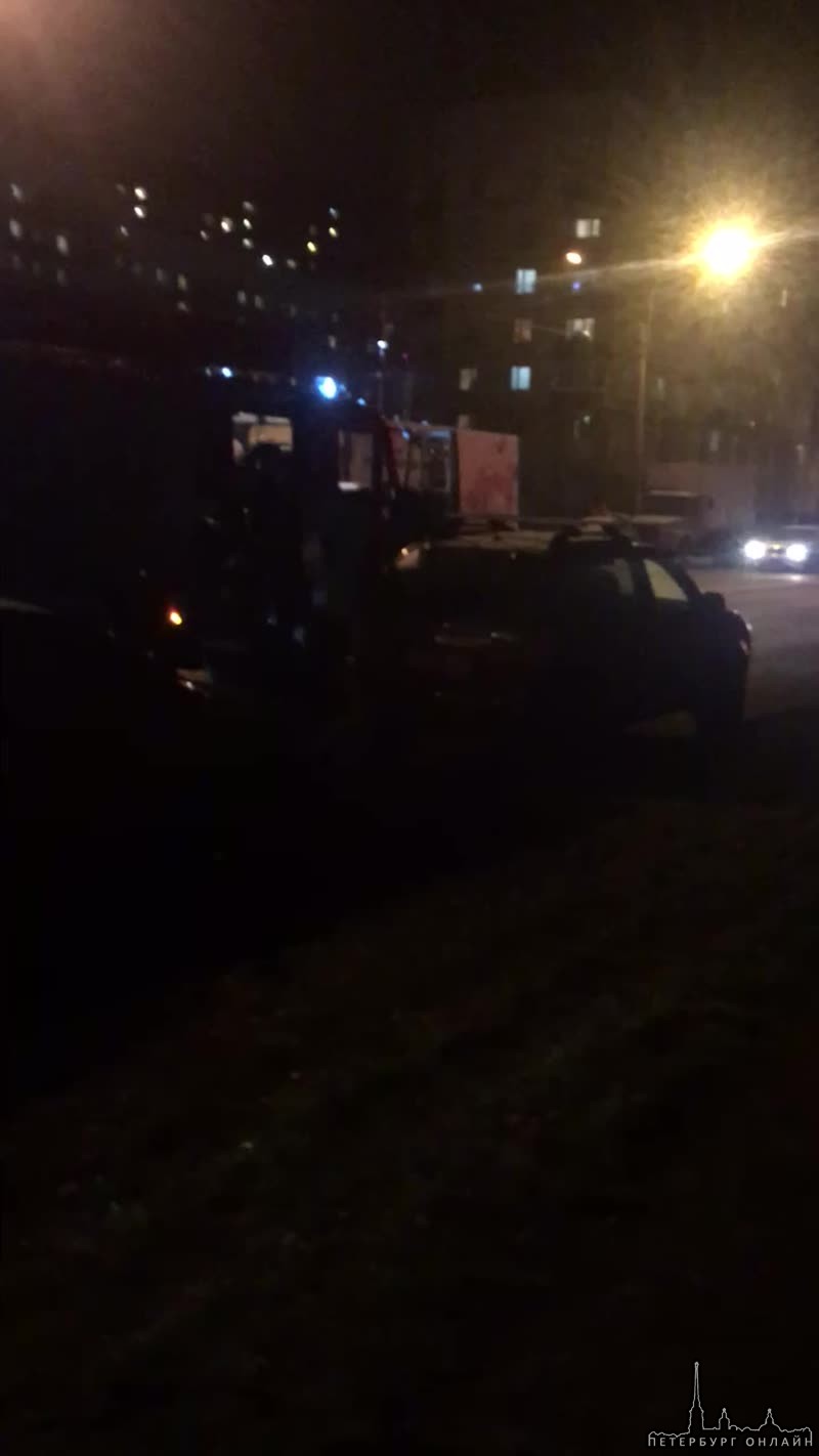 На Кантемировской улице загорелась машина такси.