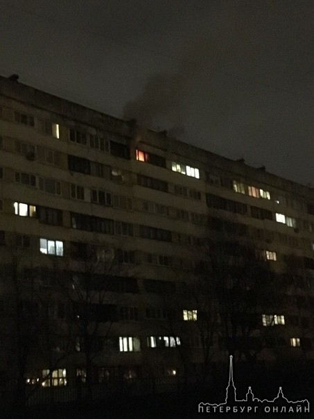 На улице Кустодиева в доме 20к2 горит квартира на последнем этаже