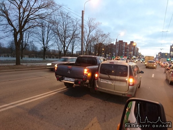 L200 и Largus притерлись в левом ряду, усугубив и без того стоящий проспект Ветеранов перед Жукова.