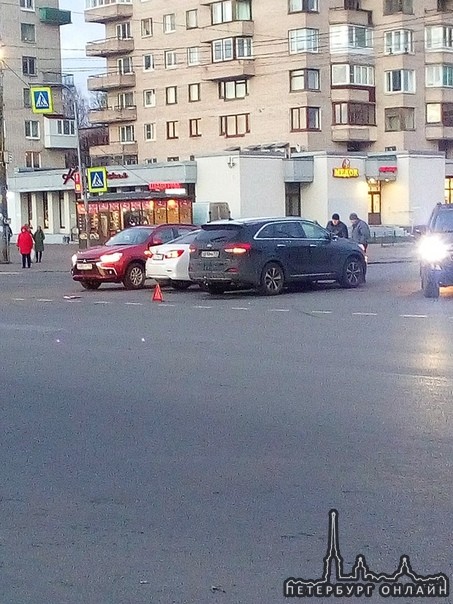 Стоят два торопыги на Киа и Тойоте прям посреди перекрестка Ветеранов и улицы Лени Голикова