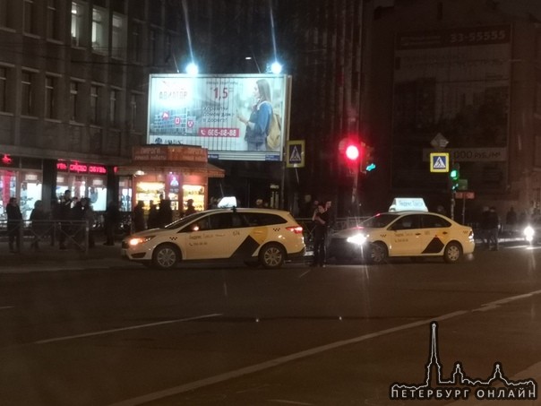 Такси и такси на Обводном слегка затрядняют подъезд к Балтийскому вокзалу