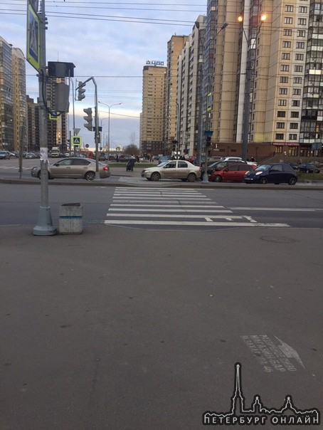 Проспект Кузнецова и Ленинский, не работает светофор, в сторону залива затруднён проезд.