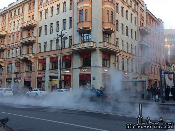 На Московском проспекте около Сенной площади прорвало трубу с горячей водой. Службы вызваны.