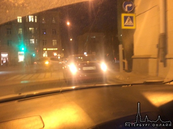 ДТП на выезде с Новоовсянниковской улицы на проспект Стачек. Очень затрудняют движение