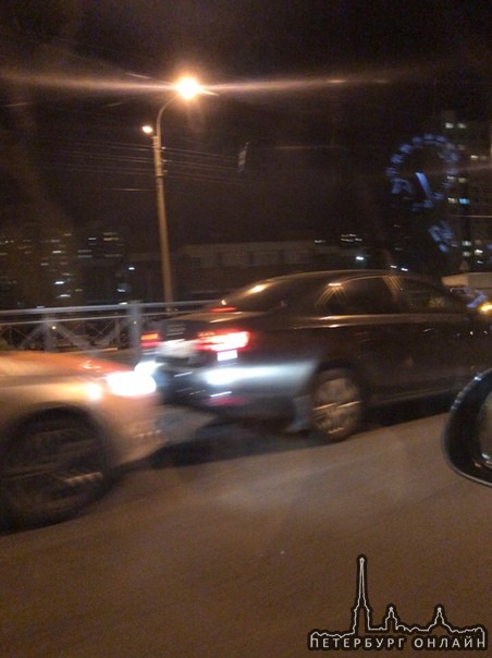 Паровозик из трёх авто в левом ряду на Маршала Казакова в сторону Юноны.