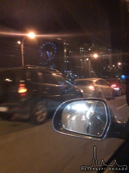 Паровозик из трёх авто в левом ряду на Маршала Казакова в сторону Юноны.