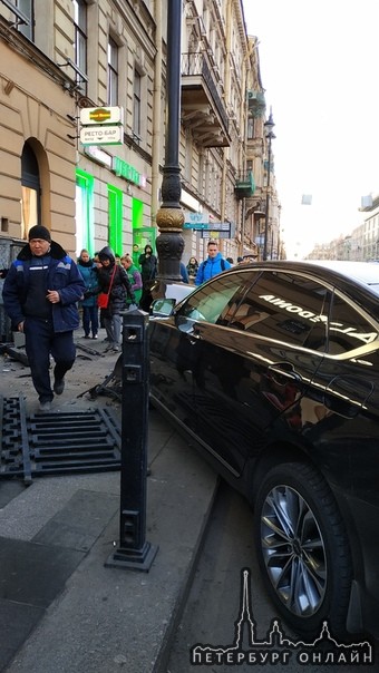 Автомобиль влетел в ограждение на углу перекрестка Невского проспекта и ул. Марата.