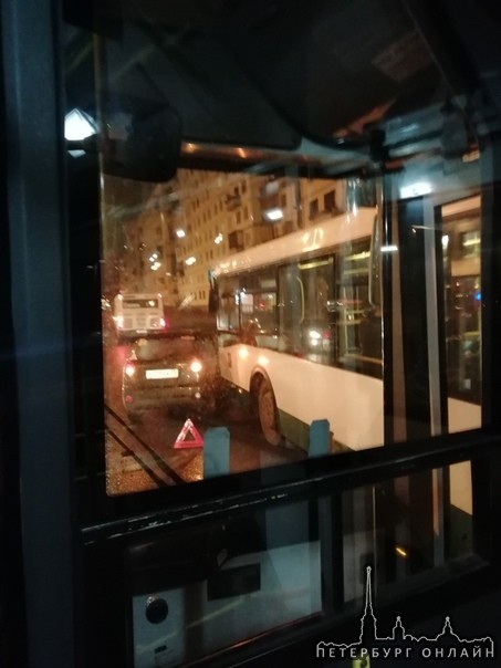 На остановке Ушинского и Просвещения Матиз влез под автобус.