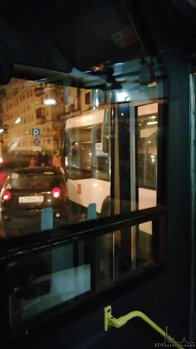 На остановке Ушинского и Просвещения Матиз влез под автобус.
