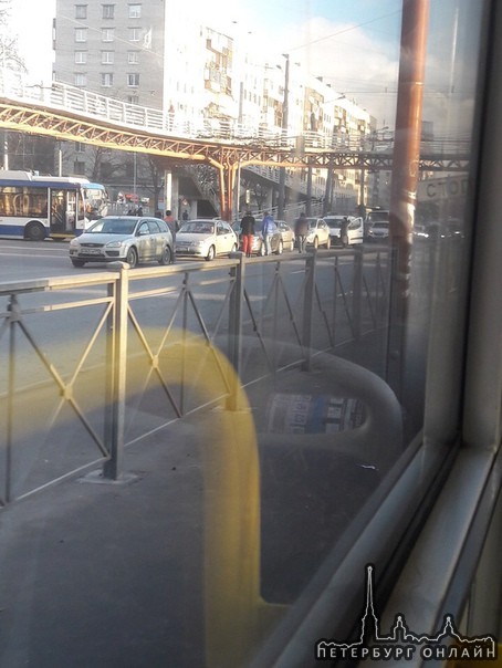 Грусть 6 машин под крабом на пересечении проспекта Славы и Будапештской