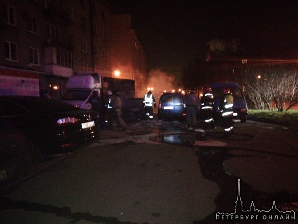 Сгорели машины в 1-ом Рабфаковский переулке у дома 4, одна сгорела полность, две по бокам постродали...
