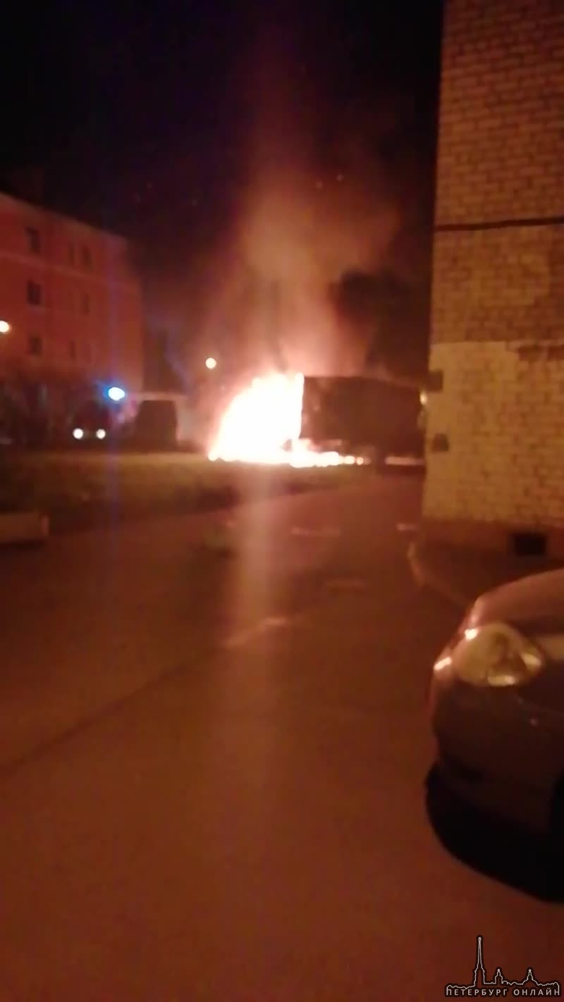 Сгорели машины в 1-ом Рабфаковский переулке у дома 4, одна сгорела полность, две по бокам постродали...