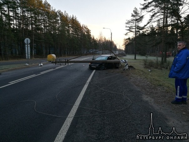Solaris сломал столб на Зеленогорском шоссе, п.Комарово