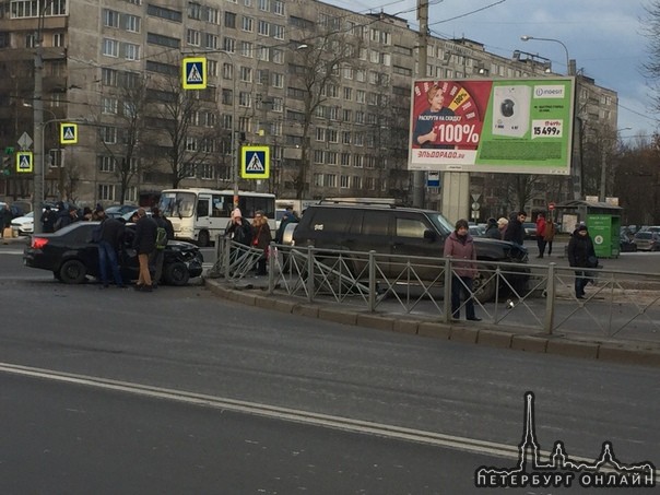 Тяжелая авария на перекрестке Белы Куна и Пражской.