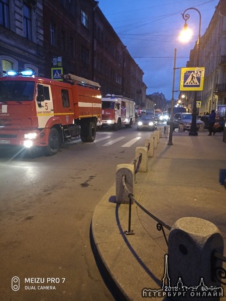 Кузнечный переулок, ближе к метро Владимирская. Что-то горит. Приехали пожарные.