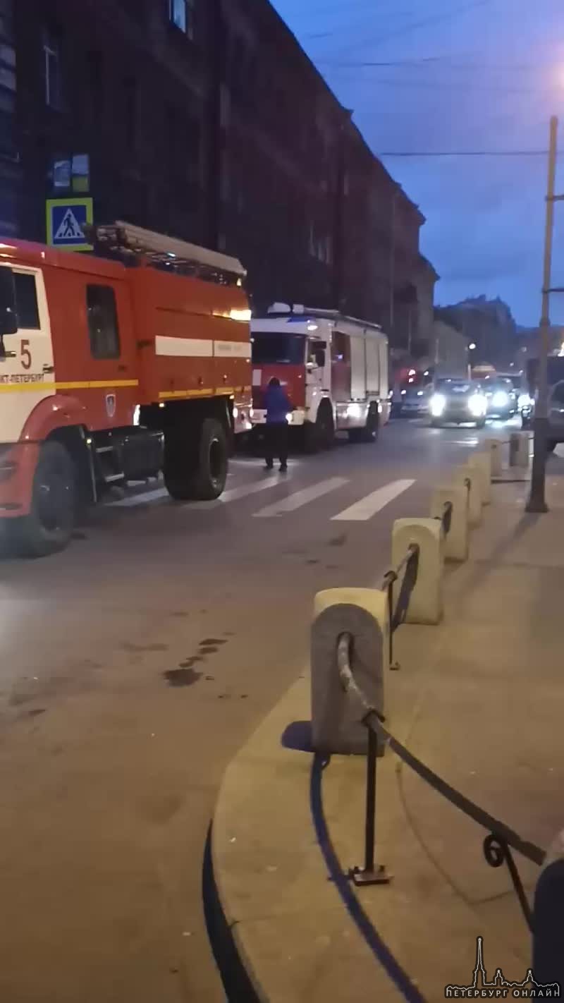 Кузнечный переулок, ближе к метро Владимирская. Что-то горит. Приехали пожарные.