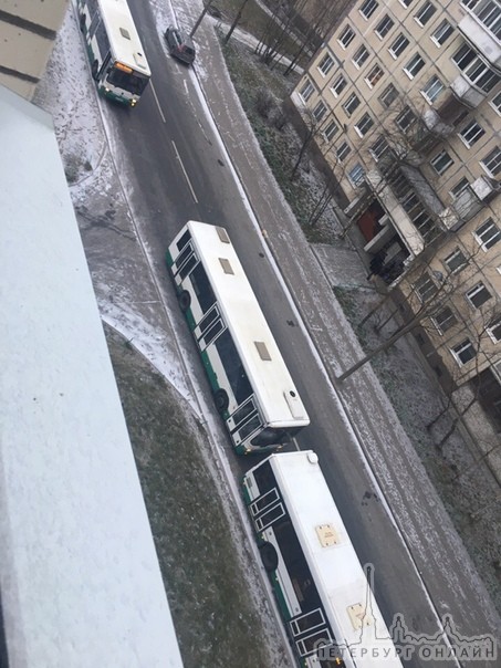 Mazda выехала на улицу Кржижановского устроив ДТП, стоят мешают проезду автобусов