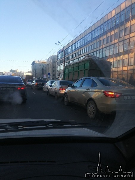 Догонялки из 4 машин на Кантемировском улице.