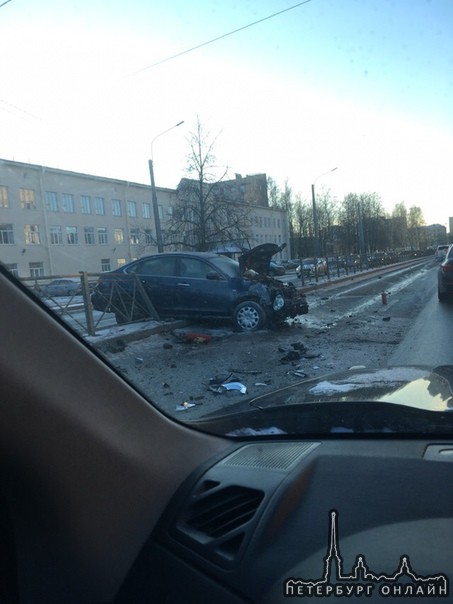 Альмера разложилась на Светлановском, напротив салона Mercedes