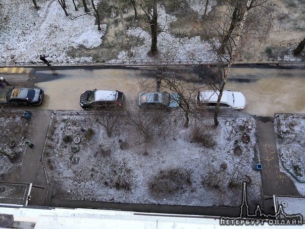 На Бухарестской 78,во дворе прорвало трубу с горячей водой, все машины в воде. В доме горячей воды н...