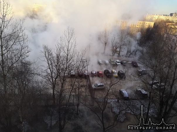 На Бухарестской 78,во дворе прорвало трубу с горячей водой, все машины в воде. В доме горячей воды н...