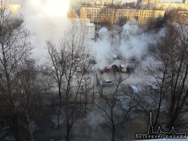 На Бухарестской 78,во дворе прорвало трубу с горячей водой, все машины в воде. В доме горячей воды н...