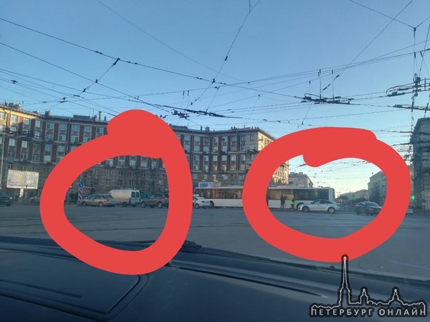 Сразу 2 аварии на перекрёстке Новочеркасского и Заневского проспектов, трамваи встали во все стороны...