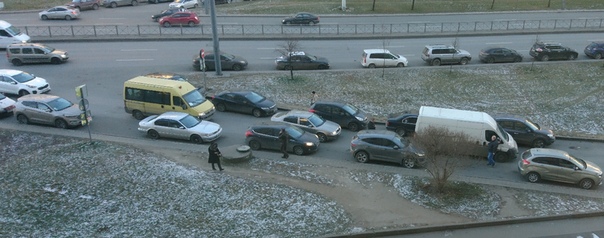 Белый Peugeot, зацепил зеркало серому паркетнику, вьезд в карман по проспекту Большевиков в сторону Под...